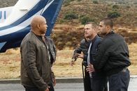 Navy CIS: L.A. – Als ein Fahrzeug eines diplomatischen Dienstes mit unbekannter Fracht entführt wurde, müssen Callen (Chris O'Donnell, 2.v.r.) und Sam (LL Cool J, l.) herausfinden, wer das Verbrechen begangen hat ...