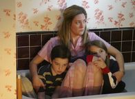 Young Sheldon – Zeigt ein Tornado Sheldon (Iain Armitage, l.) und Missy (Raegan Revord, r.) wie sehr sie die Führsorge ihrer Mutter Mary (Zoe Perry, M.) brauchen?