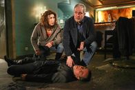 Tatort – Hinter, l-r: Bibi Fellner (Adele Neuhauser), Moritz Eisner (Harald Krassnitzer).
