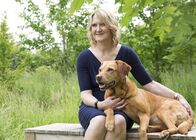 Wunder der Wissenschaft – Claire Guest mit Hündin Daisy, die Krebskrankheiten beim Menschen aufstöbern kann.