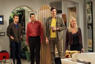 Two and a Half Men – v.r.) sind überrascht, als Jake (Angus T. Jones, l.) seine 36-jährige Freundin Tammy (Jaime Pressly, r.) für einen Besuch mit nach Hause bringt und ihnen auch noch mitteilt, dass er sie heiraten möchte ...
