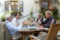 Der Winzerkönig – (v.li.) Wolfgang Hübsch (Gottfried Schnell), Achim Schelhas (Paul Stickler), Branko Samarovski (Blasius Schmalzl), Harald Krassnitzer (Thomas Stickler).