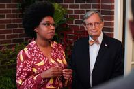 Navy CIS – Kasie Hines (Diona Reasonover, l.); Donald Mallard (David McCallum, r.)