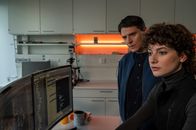 SOKO Stuttgart – Lediglich ein Fehler im System? Als das hochintelligente Smart Home-System FRANK (Stimme: Patrick Winczewski) einen Notruf absetzt, um den Tod seines Besitzers Danny Nolte zu melden, befragt Kommissar Rico Sander (Benjamin Strecker) die Mitentwicklerin Milla Kovac (Franziska von Harsdorf). Könnte ihre KI Danny aus Versehen oder sogar mit voller Absicht umgebracht haben?