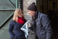 SOKO Köln – Mit der Unterstützung von Dr. Philip Kraft (Thomas Clemens) untersucht Anna Maiwald (Diana Staehly) den Tatort. Noch ahnt niemand, wie tief sie in der Vergangenheit des Mordopfers graben müssen, um den Fall zu lösen.