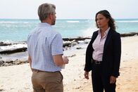 Navy CIS: Hawaii – Dr. Andrew Wilson (Michael Broderick, l.); Jane Tennant (Vanessa Lachey, r.)