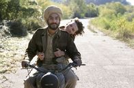 Der englische Patient – Die Krankenschwester Hana (Juliette Binoche) erlebt trotz der Schrecken des Krieges kurze Momente des Glücks mit Minensucher Leutnant Kip Singh (Naveen Andrews).
