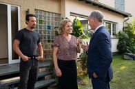 Tatort – Etappensieg: Charlotte bekommt von ihrem Anwalt Dr. Beutel (Rainer Laupichler, r.) den Schlüssel zur ererbten Villa, ihre Freundin teilt sie mit Hannes (Klaus Steinbacher).