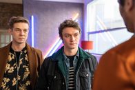 The Bank Hacker – Andy (Joren Seldeslachts, l.) und Jeremy (Tijmen Govaerts, r.) schlagen der Betrüger-Bande einen neuen Plan vor. Es geht dabei um einen Cyber-Überfall, der ein paar hundert Millionen Euro einbringen soll.