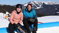 Checker Tobi – Freestylerin Mia macht mega coole Tricks mit ihren Ski und hilft Checker Tobi seinen ersten Trick auszuprobieren.