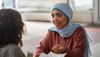Almania – Dilara (Jansel Dogun) unterstützt Annika (Mathilda Smidt) bei der Vorbereitung des Schulballs.