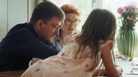 NZZ Format – NZZ Format Eltern dank Eizellspende – Fürs Wunschkind ins Ausland Familie aus dem Film / Screenshot Copyright: SRF/NZZ Format