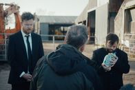 An Irish Goodbye – An Irish Goodbye Trauernde Brüder: Seamus O’Hara als Turlough, Paddy Jenkins als Pater O’Shea, James Martin als Lorcan Copyright: SRF/NITV