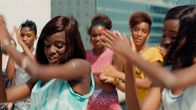 Mädchenbande – Sophie genannt "Lady" (l, Assa Sylla) und Marieme genannt "Vic" (r, Karidja Touré) tanzen zusammen zu einem Rapsong.