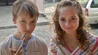 Ab ans Meer! – Thomas (Petr Šimčák, links) hält sein Leben, das seines Freundes Haris und wann immer er kann Momente mit seiner ersten großen Liebe Stáňa (Anastázie Chocholatá) mit der Kamera fest