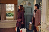 How I Met Your Mother – Robin (Cobie Smulders, r.) kann nicht fassen, dass Lily (Alyson Hannigan, l.) und Marshall nach Long Island ziehen wollen und versucht dies zu verhindern ...