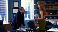 Suits – Louis (Rick Hoffmann) hofft, dass Harveys sehr kompetente Assistentin Donna (Sarah Rafferty) auch ihn für einige Zeit unterstützen wird.