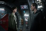 Alien: Covenant – Daniels (Katherine Waterston, l.); Walter (Michael Fassbender, r.)