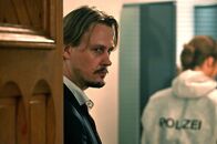 Tatort – Simon Fischer (Christian Bayer) beobachtet die Spurensicherung in seinem Schlafzimmer