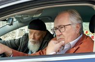 Rentnercops – Die Rentnercops Reinhard Bielefelder (Bill Mockridge, l.), Klaus Schmitz (Hartmut Volle, r.), checken Jens Beobachtungsposition.