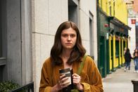 Conversations with Friends – Frances (Alison Oliver) benimmt sich anders als sonst. Sie scheint etwas zu verbergen. Doch vor ihrer Freundin kann sie nichts geheim halten.