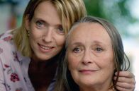 Wir beide – Als Madeleine (Martine Chevallier, re.) einen Schlaganfall erleidet, muss sie ins Krankenhaus und ist danach auf die Hilfe ihrer Tochter Anne (Léa Drucker, li.) angewiesen.