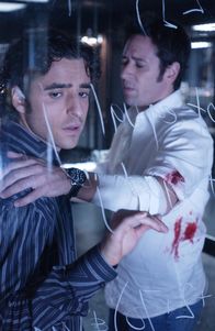 Numb3rs - Die Logik des Verbrechens – Charlie (David Krumholtz, l.) droht, einen Nervenkollaps zu bekommen, da er seinen Bruder Don (Rob Morrow, r.) leichtfertig in eine gefährliche Situation geschickt hat, in der dieser fast umgekommen wäre ...