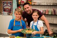 Schmatzo - Kochen mit WOW – Alexander Kumptner und die Kochkids Fabian und Hannah.