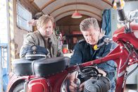 Notruf Hafenkante – Bei den "Pauli-Bikern" von Jochen Kreuzer (Patrick von Blume, l.) bekommt Hans (Bruno F. Apitz, r.) selbst Lust am Schrauben.