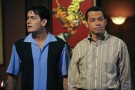 Two and a Half Men – Können unterschiedlicher kaum sein: Charlie (Charlie Sheen, l.) und sein jüngerer Bruder Alan (Jon Cryer, r.) ...