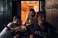 Tatort – Franziska Tobler (Eva Löbau, r.) will Sven (Benjamin Lillie, l.), Nina (Pina Bergemann) und Mesut Erdem (Sahin Eryilmaz) vor ihren Verfolgern beschützen.