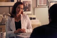 Castle – Was weiß die plastische Chirurgin Dr. Kelly Nieman (Annie Wersching) über den Mord an einer ehemaligen Patientin?; Was weiß die plastische Chirurgin Dr. Kelly Nieman (Annie Wersching) über den Mord an einer ehemaligen Patientin?