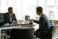 Suits – Mike (Patrick J. Adams.r.) kehrt als Anwalt zurück in die Kanzlei, und Harvey (Gabriel Macht) übernimmt die Rolle des geschäftsführenden Partners. Nun muss er sich als Chef beweisen. Ein neues Kapitel beginnt.