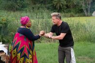 Gordon Ramsay: Kulinarische Abenteuer – KwaZulu-Natal, South Africa - Chef Zola Nene and Gordon Ramsay practice a traditional Zulu greeting. (National Geographic/Jon Kroll)