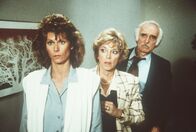 Agentin mit Herz – In den Händen des KGBs: Amanda (Kate Jackson, l.), Dotty (Beverly Garland, M.) und Dr. Zernov (Harold Gould) ...