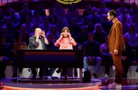 Wer weiß denn sowas? – Moderator Kai Pflaume (r.) mit Rateteam-Kapitän Bernhard Hoëcker (l.) und der Violinistin Lisa Batiashvili (M.).