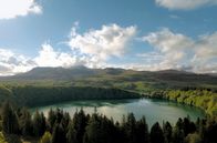 Leben mit Vulkanen – Die Vulkane der Auvergne reihen sich in einer 120 Kilometer langen Kette aneinander und sind zwischen 600 und 1.800 Meter hoch. Zwischen den Gipfeln liegen auch beeindruckende Kraterseen.