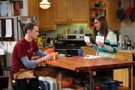 The Big Bang Theory – Führen eine etwas seltsame Beziehung: Sheldon (Jim Parsons, l.) und Amy (Mayim Bialik, r.) ...