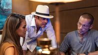 Almost Paradise – Kai Mendoza (Samantha Richelle), Alex Walker (Christian Kane) und Ernesto Alamares (Arthur Acuña)