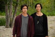 Trickster – Jared (Joel Oulette, l.); Wade (Kalani Queypo, r.)