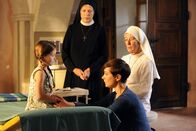 Um Himmels Willen – Sonja nimmt ihre Tochter wieder mit (v.li.: Fiona Neumeier, Janina Hartwig, Henriette Richter-Röhl, Karin Gregorek).