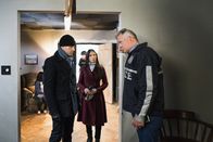 Elementary – L-R: Sherlock Holmes (Jonny Lee Miller), Dr. Joan Watson (Lucy Liu) und Captain Thomas Gregson (Aidan Quinn)