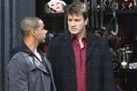 Castle – Kann Javier Esposito (Jon Huertas, l.) vor Castle (Nathan Fillion, r.) länger verheimlichen, dass er ein Verhältnis mit der gemeinsamen Kollegin Lanie Parish hat?; Kann Javier Esposito (Jon Huertas, l.) vor Castle (Nathan Fillion, r.) länger verheimlichen, dass er ein Verhältnis mit der gemeinsamen Kollegin Lanie Parish hat?