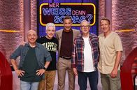 Wer weiß denn sowas? – Moderator Kai Pflaume (M.) und seine Rateteam-Kapitäne Bernhard Hoëcker (l.) und Wotan Wilke Möhring (r.) begrüßen in dieser Sendung den Komiker und Autor Michael Mittermeier (2.v.l.) und den Schauspieler, Komiker und Musiker Olli Dittrich (2.v.r.).