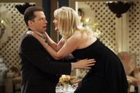 Two and a Half Men – Alan (Jon Cryer, l.) steht in der Schuld seiner Mutter und muss sich deshalb während eines gemeinsamen Abendessens um Trudy (Chloe Webb, r.), die Tochter ihres neuen Geliebten, kümmern ...