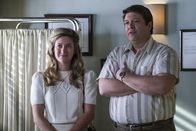 Young Sheldon – Auch wenn sie vieles von dem, was Sheldon plagt, nicht verstehen, setzen sich Mary (Zoe Perry, l.) und auch George (Lance Barber, r.) für ihr kleines Genie ein, wenn sie merken, dass er ungerecht behandelt wird ...