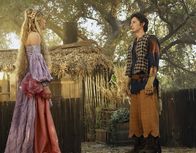 Scrubs - Die Anfänger – Beinahe kommt es zum Kuss zwischen der Prinzessin (Sarah Chalke, l.) und dem Dorftrottel (Zach Braff, r.) ...