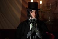 American Horror Story – Sammelt die Leidensgeschichten der Freaks, um ein wertvolles neues Mitglied für seine Geister-Freak-Show zu finden: Edward Mordrake (Wes Bentley) ...