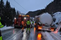 Ice Road Rescue - Extremrettung in Norwegen – Ein mit Chemikalien beladener Tankwagen steckt auf einer Straße mit vielen vorbeifahrenden Autos im Graben fest.