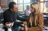Weingut Wader - Die Erbschaft – Ein Freund der Familie: Anwalt Sahin Ayas (Adnan Maral) kümmert sich um die Witwe Käthe Wader (Leslie Malton).